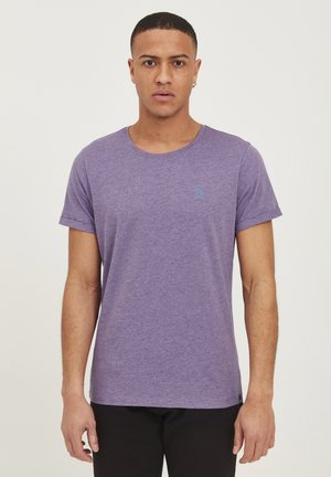 Lila Kurzarm-T-Shirt aus weichem Stoff, mit einem runden Ausschnitt und einem kleinen blauen Logo auf der linken Brust.