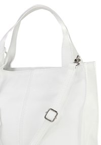 Witte leren totebag met een gestructureerd oppervlak, dubbele handvatten en een afneembare riem met een zilveren sluiting. Minimalistisch ontwerp.