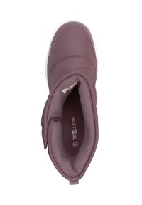 Bota infantil morada con un exterior liso e impermeable, forro de felpa suave, puntera redondeada y suela texturizada para agarre. Logotipo de la marca visible.