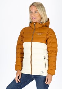 Brązowa i biała ocieplana kurtka puchowa z kapturem, z zamkiem z przodu, dwoma bocznymi kieszeniami i logo na piersi.