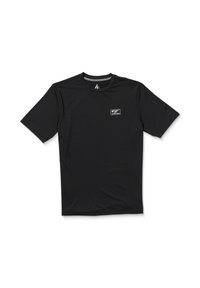 Czarny t-shirt z krótkim rękawem, wykonany z gładkiego, syntetycznego materiału, z małym białym logo na lewej piersi oraz okrągłym dekoltem.