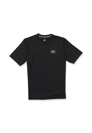 T-shirt noir à manches courtes en tissu synthétique lisse avec un petit logo blanc sur la poitrine gauche et un col rond.