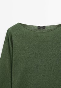 Haut vert en lin à manches longues avec un large col rond et une étiquette de col visible portant la mention Massimo Dutti.