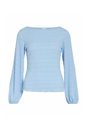 Top azul claro hecho de tela texturizada con mangas largas abullonadas y escote recto, con plisados verticales a lo largo del cuerpo.