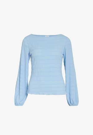 Top azul claro hecho de tela texturizada con mangas largas abullonadas y escote recto, con plisados verticales a lo largo del cuerpo.