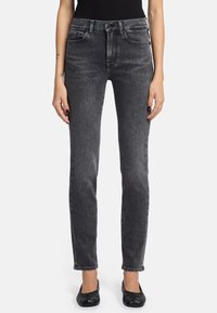 Zwarte denim jeans met een rechte snit, vijf zakken en lichte vervaging. Beschikt over een knoop- en ritsclosure aan de voorkant.