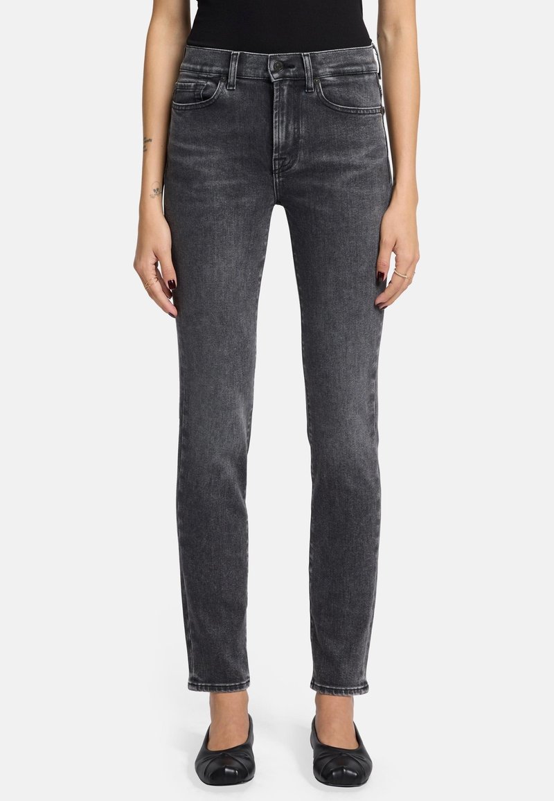 Zwarte denim jeans met een rechte snit, vijf zakken en lichte vervaging. Beschikt over een knoop- en ritsclosure aan de voorkant.