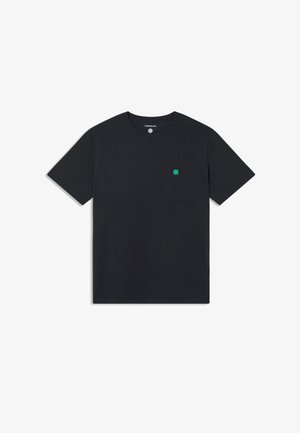 Schwarzes Baumwoll-T-Shirt mit Rundhalsausschnitt, kurzen Ärmeln und einem kleinen grünen Logo auf der linken Brust. Glatte Textur und klassischer Schnitt.