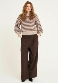 Δεν επιλέχθηκε, dark brown