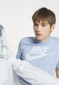 Nike Sportswear TEE ICON FUTURA  - Apdrukāts T-krekls - light marine/white