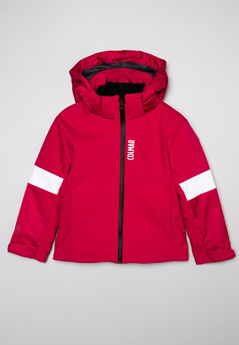 Giacca impermeabile rossa con cappuccio, foderata in nero e chiusura frontale con zip. Presenta dettagli bianchi sulle maniche e il logo "COLMAR" sul petto.