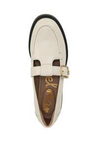 Chaussure en cuir crème au design de type mocassin, dotée d'une sangle à boucle et d'une semelle en caoutchouc noir. L'intérieur présente des lettres dorées.