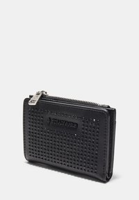 Czarny portfel wykonany z teksturowanej skóry z perforowanym wzorem, zapięciem na zamek oraz detalem z logo. Kompaktowy, prostokątny kształt.
