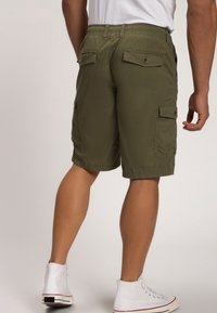 Shorts cargo verts olive avec une taille élastique, des poches latérales et des poches arrière boutonnées. Le tissu a une texture lisse et un design décontracté.
