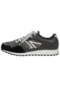 Graue Sportschuhe mit schwarzen Akzenten, Obermaterial aus Mesh, weißem Rand und strukturiertem Gummisohle. Verfügt über ein Schnürsystem und ein auffälliges Logo.
