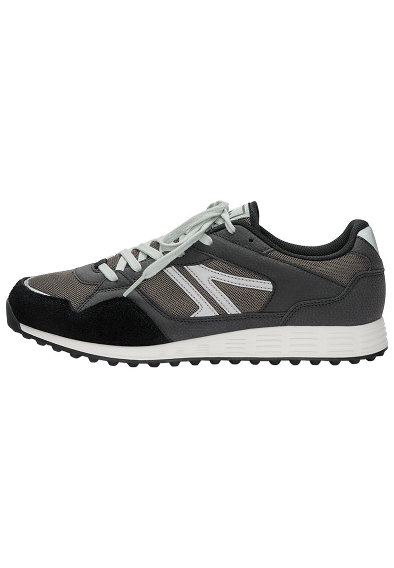Graue Sportschuhe mit schwarzen Akzenten, Obermaterial aus Mesh, weißem Rand und strukturiertem Gummisohle. Verfügt über ein Schnürsystem und ein auffälliges Logo.