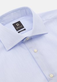 Camisa de vestir a rayas azul claro hecha de algodón. Presenta un cuello puntiagudo, cierre de botones y un diseño de ajuste regular con una etiqueta de cuidado.