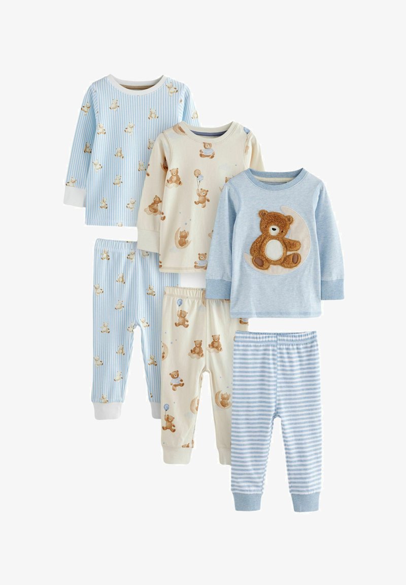 Drei Sets von Kleinkind-Pyjamas mit langen Ärmeln und Hosen, mit Teddybär- und Mondmotiven in Blau, Creme und gestreiften Mustern.