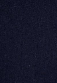 Sötét navy színű szövet, texturált, szőtt mintázattal. A felület enyhén egyenetlennek tűnik, ami fokozza a szövet tapintási minőségét.