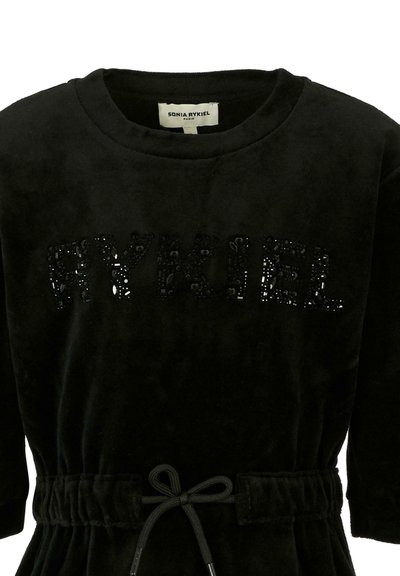 Abito in velluto nero con maniche a tre quarti, dotato di vita regolabile con cordoncino e la parola "RYKIEL" impreziosita da paillettes.