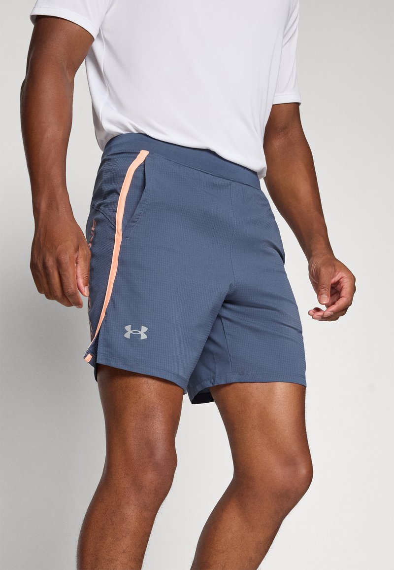 Herren Sportschorts aus strukturiertem Stoff in Dunkelblau mit einem rosa Seitenstreifen und silbernem Logo am Unterschenkel. Mit Seitentaschen.