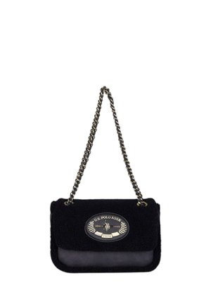Borsa a tracolla nera U.S. Polo Assn. con tracolla a catena e patch con logo ovale sulla patta frontale su sfondo bianco.