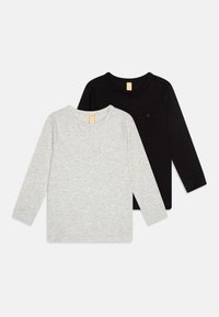 Set aus zwei Langarmshirts: eines in Grau, das andere in Schwarz. Das graue Shirt verfügt über eine kleine Brusttasche; beide haben einen runden Halsausschnitt und einen weichen Stoff.