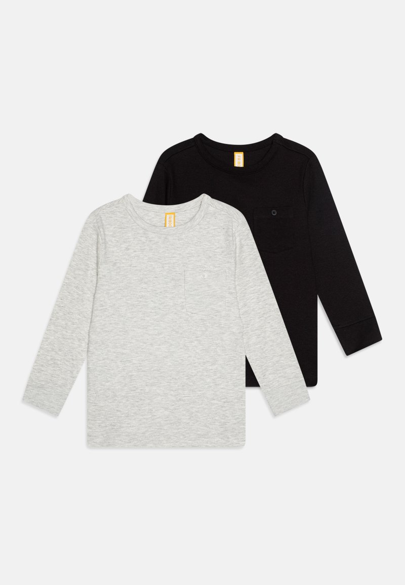 Set aus zwei Langarmshirts: eines in Grau, das andere in Schwarz. Das graue Shirt verfügt über eine kleine Brusttasche; beide haben einen runden Halsausschnitt und einen weichen Stoff.