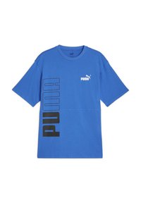 Modrá krátká rukávová tričko z bavlny. Na levé straně má černý nápis "PUMA" vertikálně a logo na hrudi. Klasický kulatý výstřih.