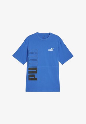 Niebieska koszulka z krótkim rękawem wykonana z bawełny. Posiada czarny napis "PUMA" umieszczony pionowo po lewej stronie oraz logo na klatce piersiowej. Okrągły dekolt.