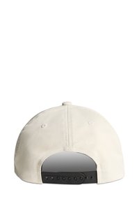 Vit bomullscap med en kurvad skärm, med ett justerbart svart plastband bak. Logotexten är tryckt i vitt.