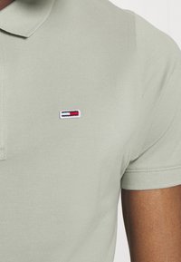 Tommy Jeans Polotričko - olive