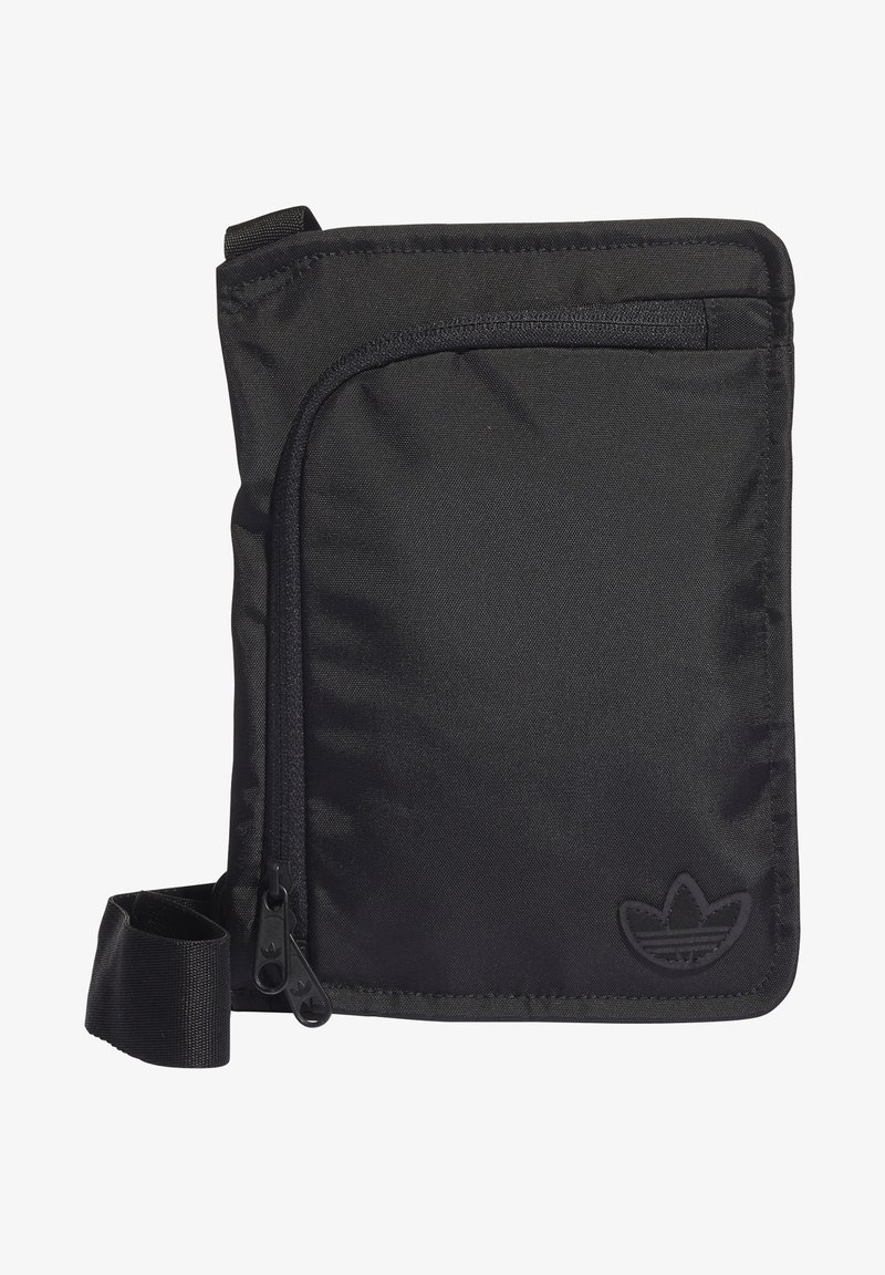 Sacoche en nylon noir avec un compartiment principal zippé, un devant plat et un logo reconnaissable. Dotée d'une sangle ajustable et d'une texture lisse.