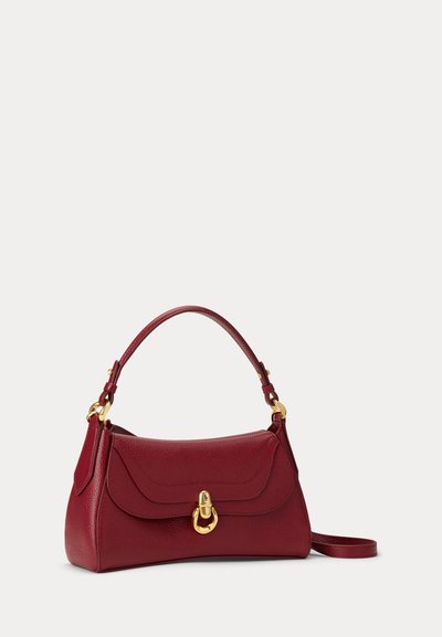 Pequeño bolso de mano de cuero rojo con solapa curva y cierre dorado, con un asa corta y una correa de hombro desmontable.