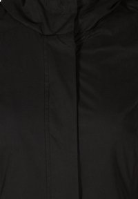 Giacca nera con cappuccio realizzata in tessuto liscio; presenta una patta centrale e dettagli di cucitura sottili. Design minimalista senza hardware visibile.