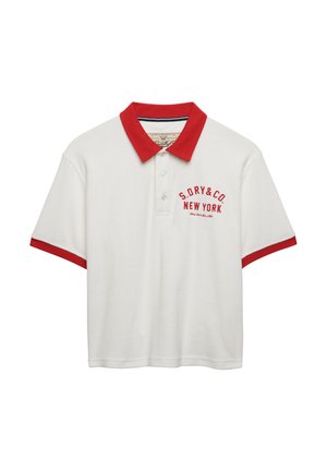 Witte polo met korte mouwen, rode kraag en mouwboorden, met rood geborduurde tekst "S. Dry & Co New York" op de borst.