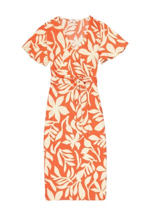 Vestido cruzado floral con un vibrante patrón de hojas en tonos naranja y crema, mangas cortas, escote en V y cinturón de tela para una silueta ajustada.