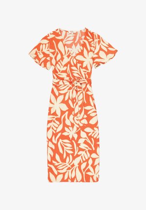 Vestido cruzado floral con un vibrante patrón de hojas en tonos naranja y crema, mangas cortas, escote en V y cinturón de tela para una silueta ajustada.