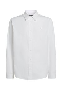 Chemise blanche à manches longues avec boutons, en tissu lisse ; elle présente un col classique et un petit logo brodé sur la poitrine gauche.
