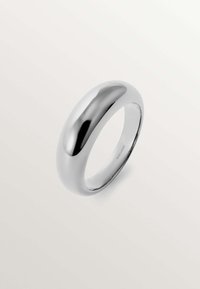 Anillo de plata pulida con un diseño liso y redondeado y una forma ligeramente abovedada, que presenta un interior sin costuras y una superficie reflectante.
