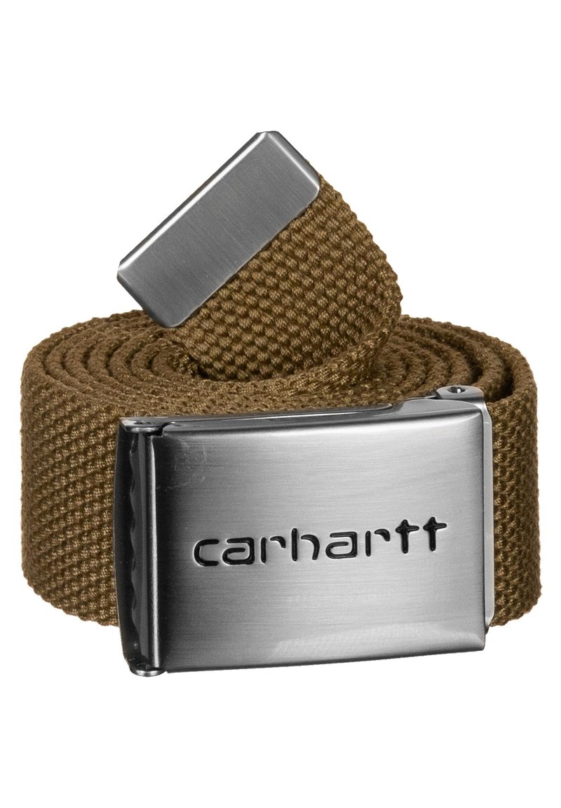 Cintura in tessuto intrecciato marrone con una fibbia metallica rettangolare in argento incisa con "carhartt." Superficie texturizzata, design durevole e chiusura pratica.