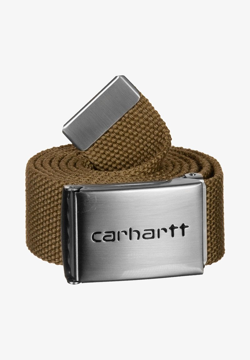 Hnědý tkaný pásek s obdélníkovou stříbrnou kovovou sponou vygravírovanou s nápisem "carhartt." Texturovaný povrch, odolný design a praktická spona.