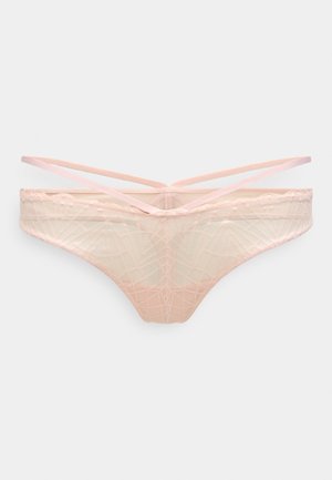 Biancheria intima in pizzo rosa con tessuto trasparente, caratterizzata da motivi geometrici e doppie bretelle incrociate sul retro. Tessuto morbido e dettagli delicati.