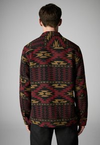 Next NAVAJO STYLE REGULAR FIT - Leichte Jacke - red black