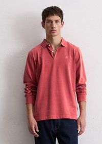 Rød langermet polo skjorte med krage, med en enkelt knappåpning og en liten brodert logo på brystet.