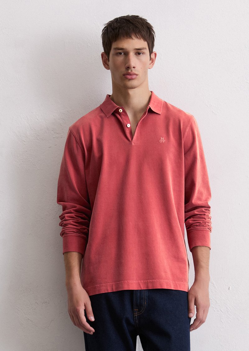 Rød langermet polo skjorte med krage, med en enkelt knappåpning og en liten brodert logo på brystet.