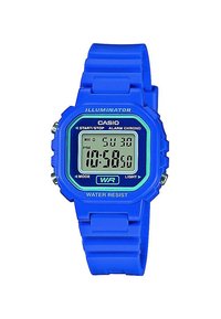 Montre numérique bleue avec un cadran carré, affichage lumineux, bracelet en caoutchouc, fonction étanche et accents verts. Modèle : Casio Illuminator.