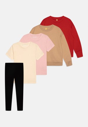 Zwei langärmlige Sweatshirts (rot, beige), zwei kurzärmlige T-Shirts (rosa, creme) und eine schwarze Leggings, auf weißem Hintergrund angeordnet.