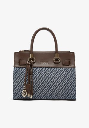 Rechteckige Handtasche mit braunen Ledergriffen und Besatz, blau gemustertem Stoffkörper, goldfarbenen Beschlägen und einem geflochtenen Lederquastenanhänger.