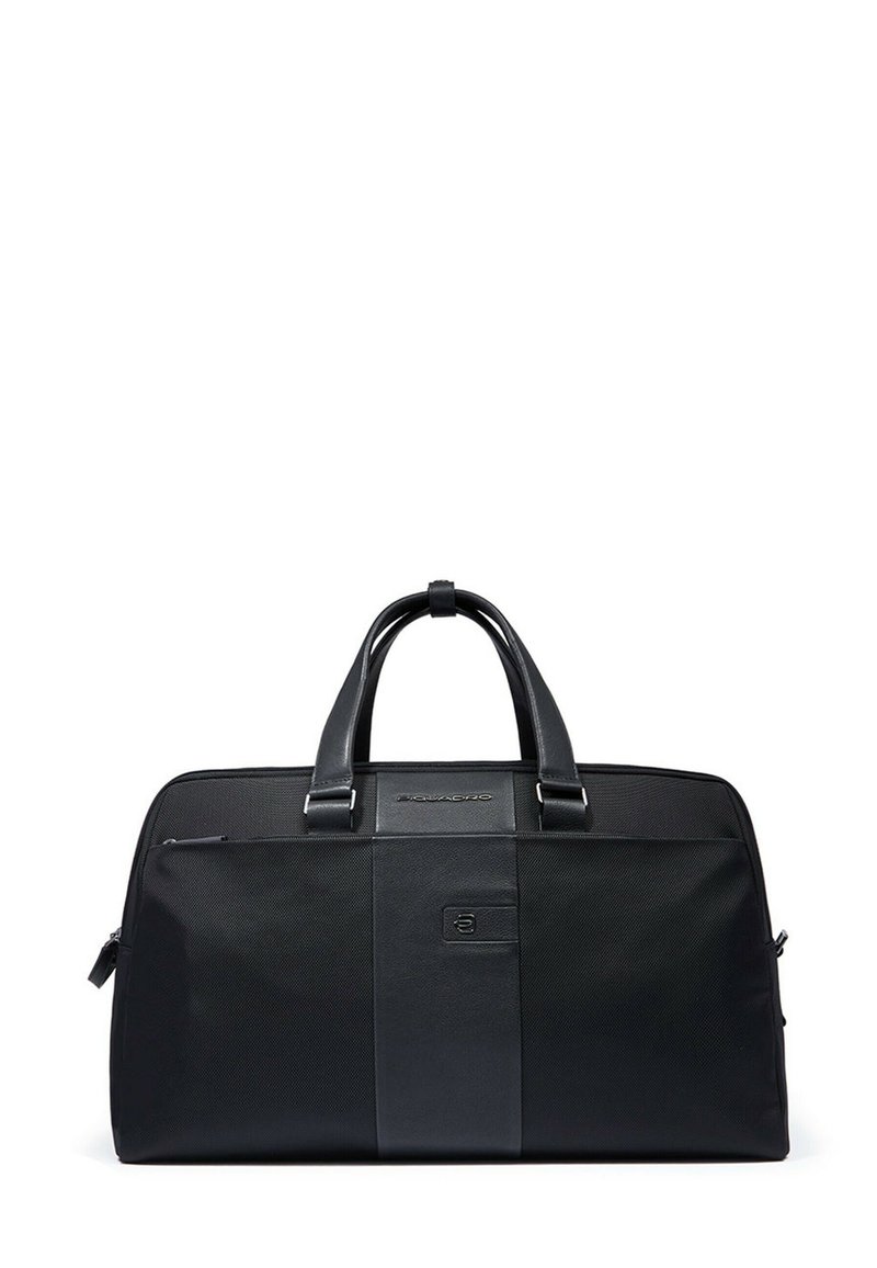 Bolsa de viaje negra con tejido texturizado, detalles en cuero liso, doble asa, bolsillo frontal con cremallera y detalle de logo.